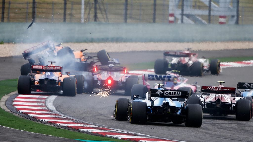 Daniil Kvjat kolaroi Kiinan GP:n avauskierroksella McLarenien kanssa.