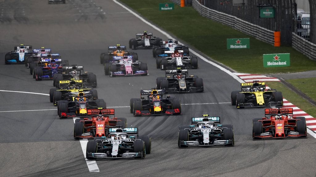 Valtteri Bottas menetti Kiinassa kärkipaikan Lewis Hamiltonille lähdössä.