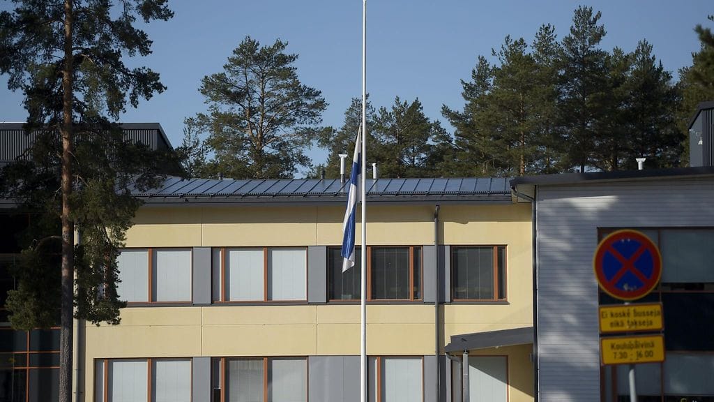 Kuolleiden lasten koulussa järjestettiin tänään suruliputus.