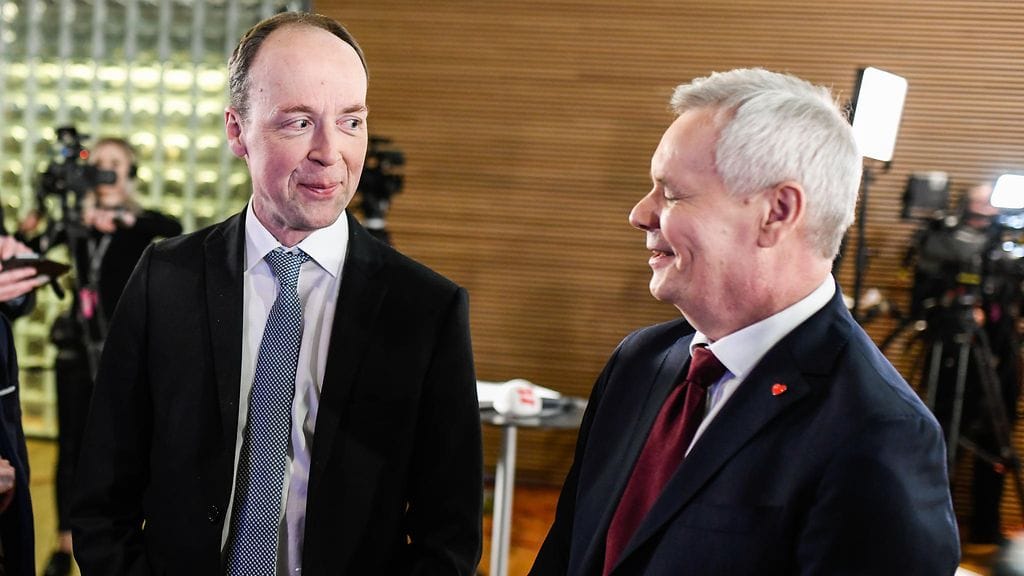 Kuvassa perussuomalaisten puheenjohtaja Jussi Halla-aho ja SDP:n puheenjohtaja Antti Rinne.