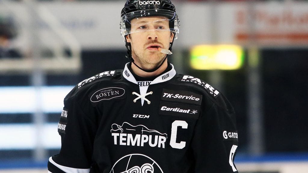 Joe Piskula jatkaa TPS:n paidassa seuraavallakin kaudella.