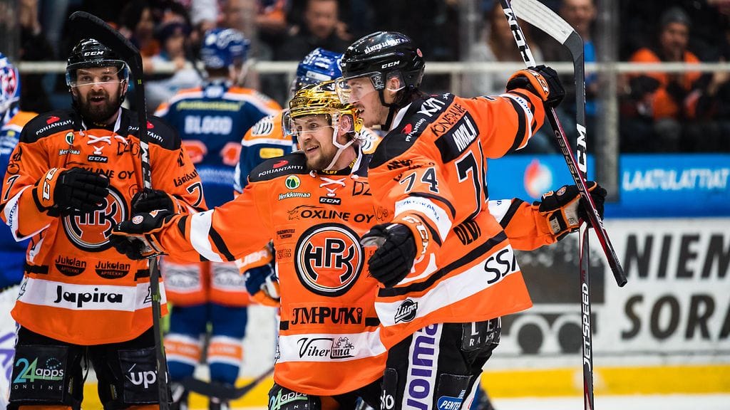 HPK juhli avausmaalia Hämeenlinnassa.