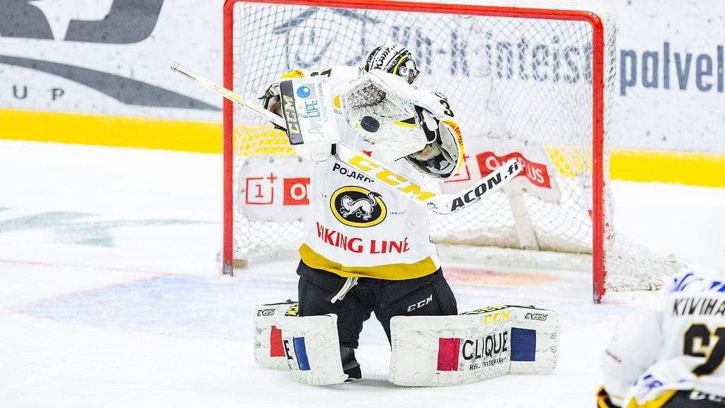 Veini Vehviläinen torjui Kärpät finaaliin.