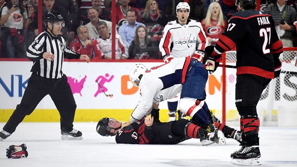 Aleksandr Ovetshkin nuiji Andrei Svetshnikovin jäähän tappelussa.