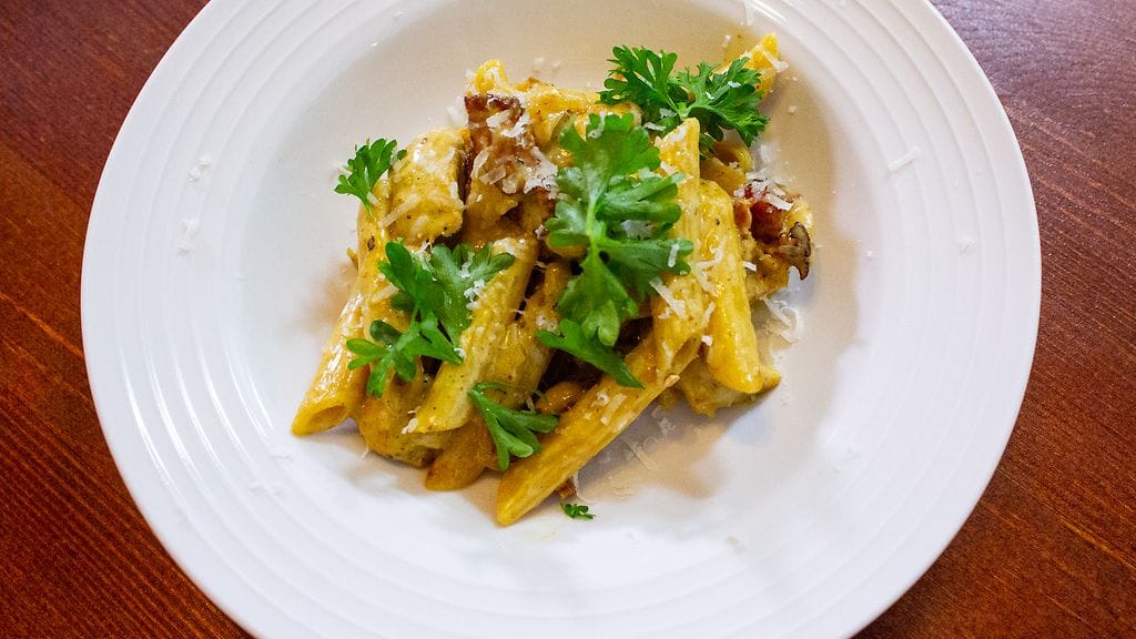 Broileripasta koristellaan persiljalla.