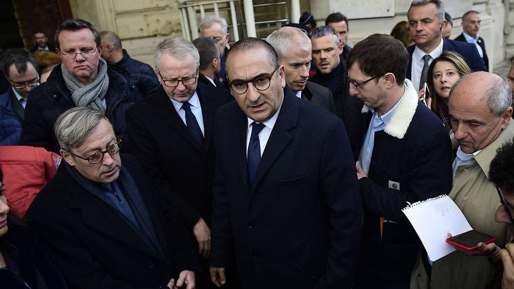 Sisäministeri Laurent Nunez Notre Damen katedraalin ulkopuolella 15.4.2019