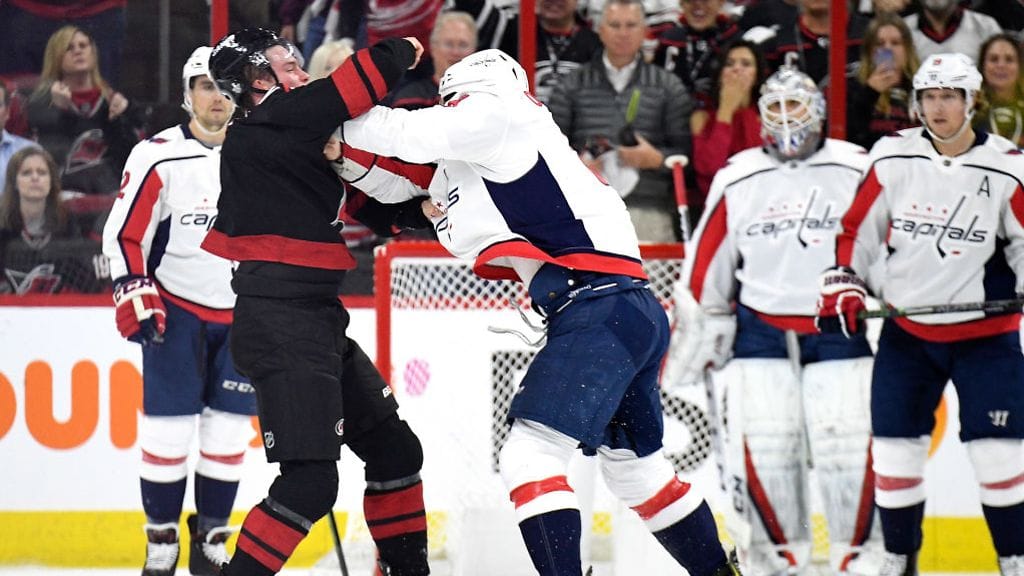 Aleksandr Ovetshkin nuiji rajusti Andrei Svetshnikovia NHL-ottelussa.