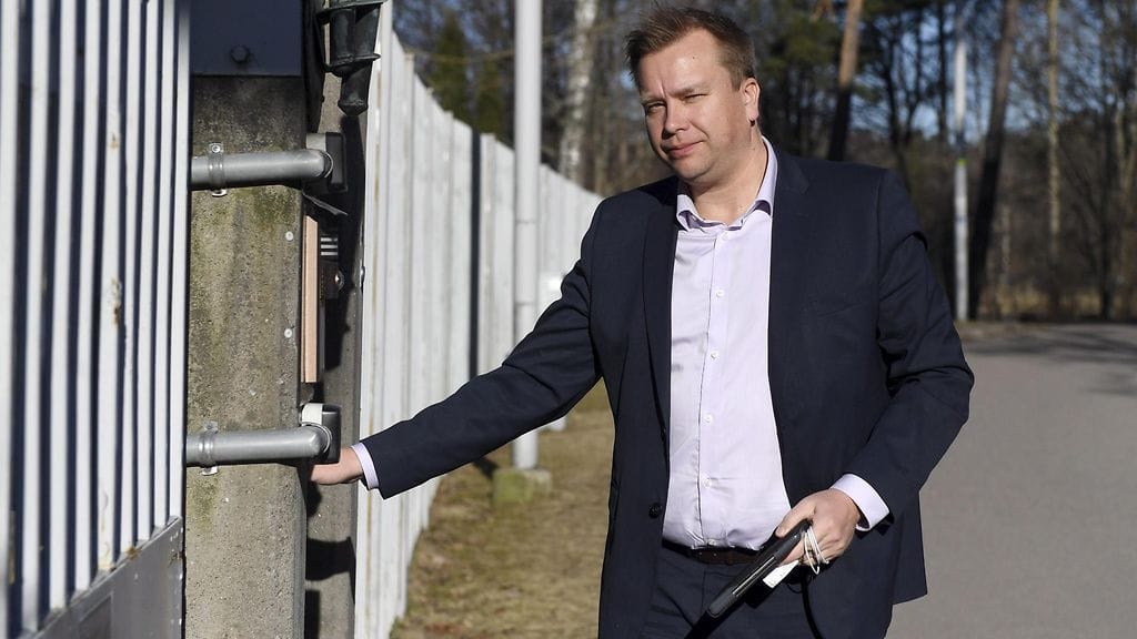Antti Kaikkonen saapui keskustan puoluehallituksen kokoukseen Kesärantaan .