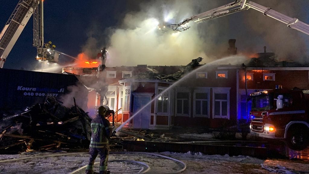 Kempeleen vanha pappila on tulessa.