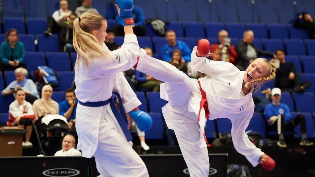 Titta Keinänen (pun.) karaten SM-kilpailuissa Hämeenlinnassa.