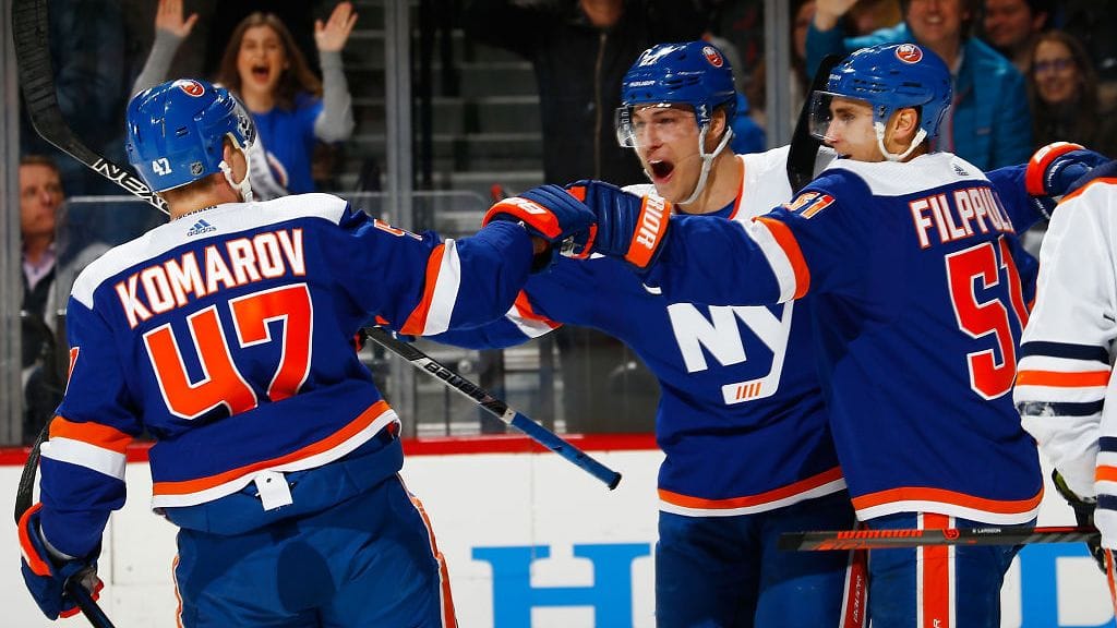 New York Islandersin Leo Komarov ja Valtteri Filppula pääsivät juhlimaan jatkoonmenoa yhdessä Anders Leen kanssa.