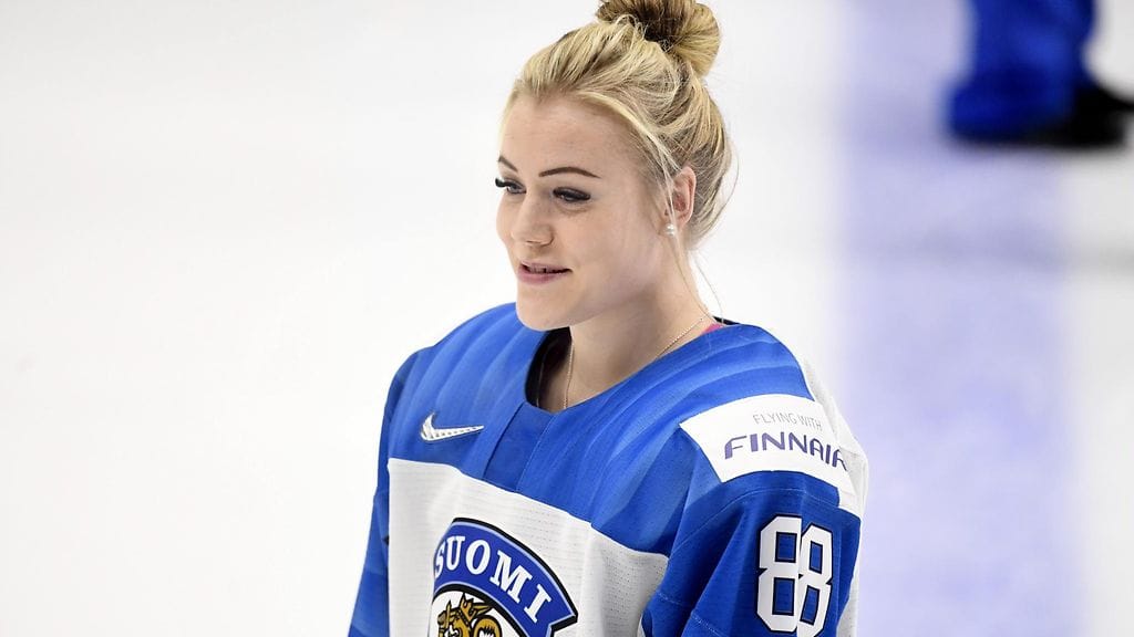Naisleijonien Ronja Savolaista harmittaa Ruotsin jääkiekkonaisten tilanne ja B-sarjaan putoaminen.