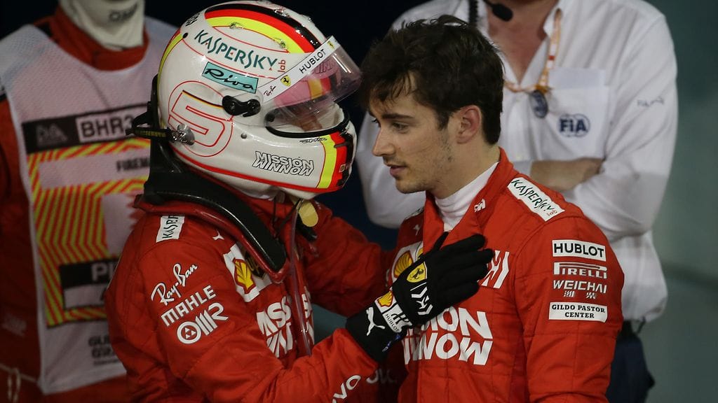 Sebastian Vettel ja Charles Leclerc pitivät pienen juttutuokion varikolla.