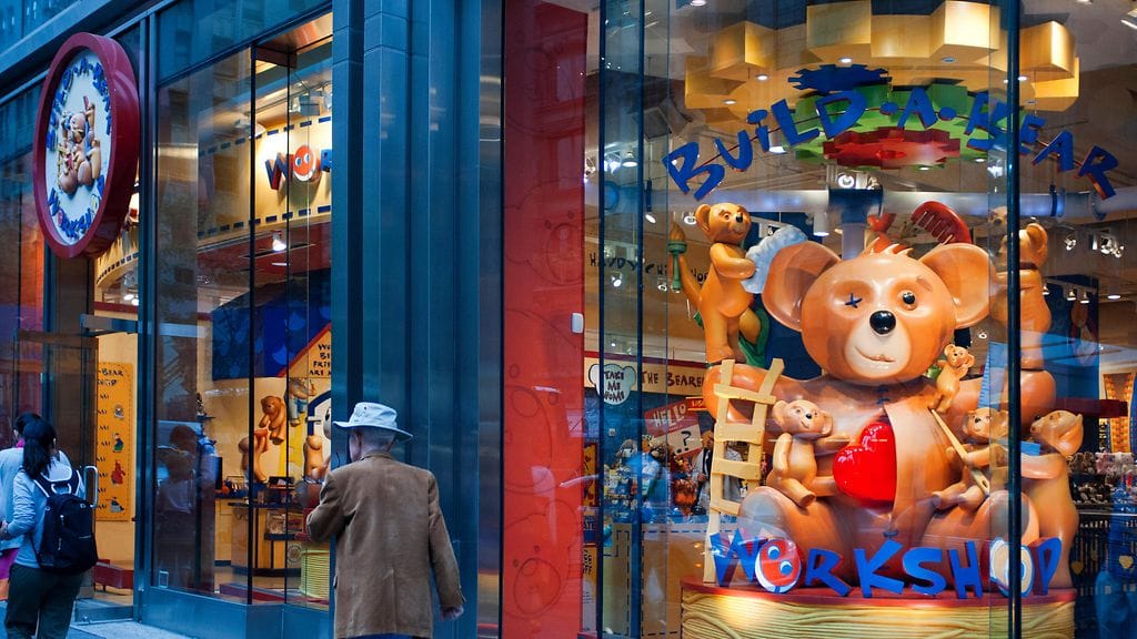 Ashley olisi halunnut kunnioittaa mehentyneen tyttärensä muistoa teematapahtumassa, mutta yrityksen viestinnän mukaan kuolleen tytön lipun käyttäminen ei olisi mahdollista.
Kuvituskuvassa Build-A-Bear -liike New Yorkissa.