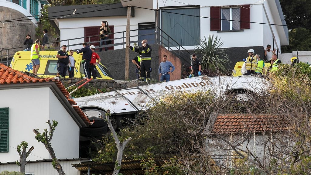 Turisteja kuljettanut bussi menetti ajoneuvon hallinnan, ajoi ulos tieltä ja putosi alas jyrkänteeltä. Bussi pysähtyi rinteessä olleeseen taloon.