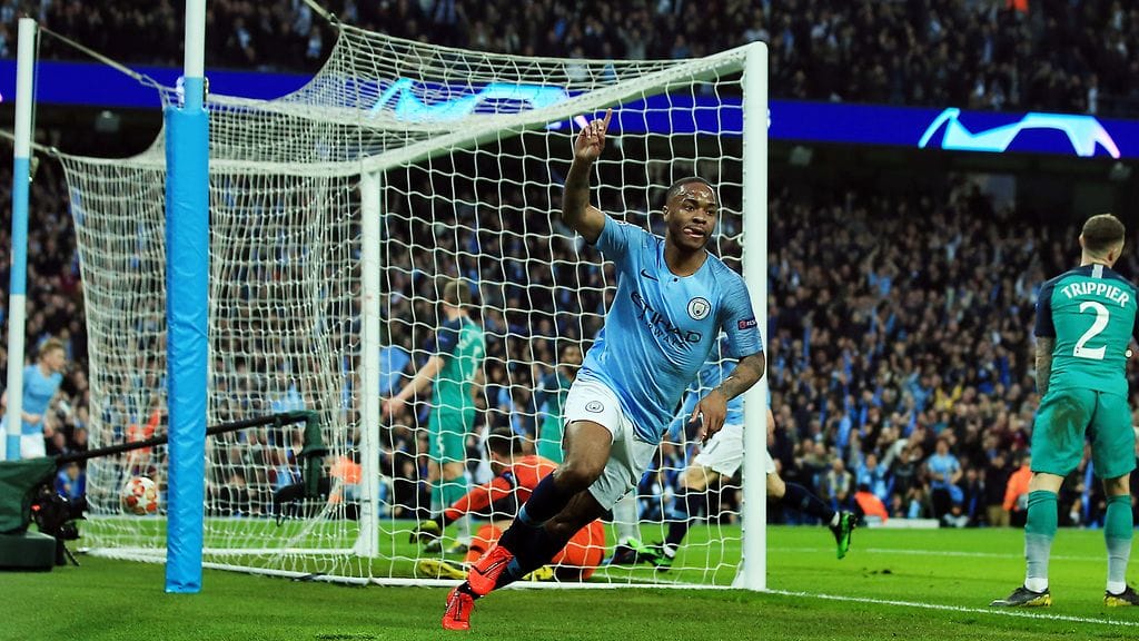 Raheem Sterling vei illan toisella maalillaan Manchester Cityn 3–2-johtoon.