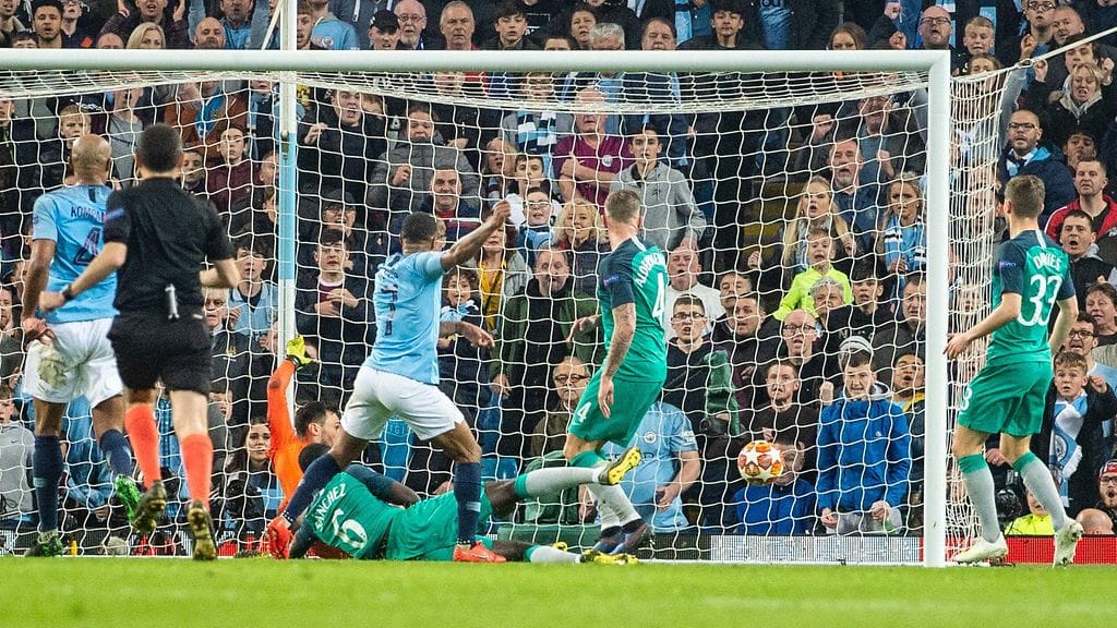 Raheem Sterlingin lisäajan maali hylättiin videotarkistuksen jälkeen.