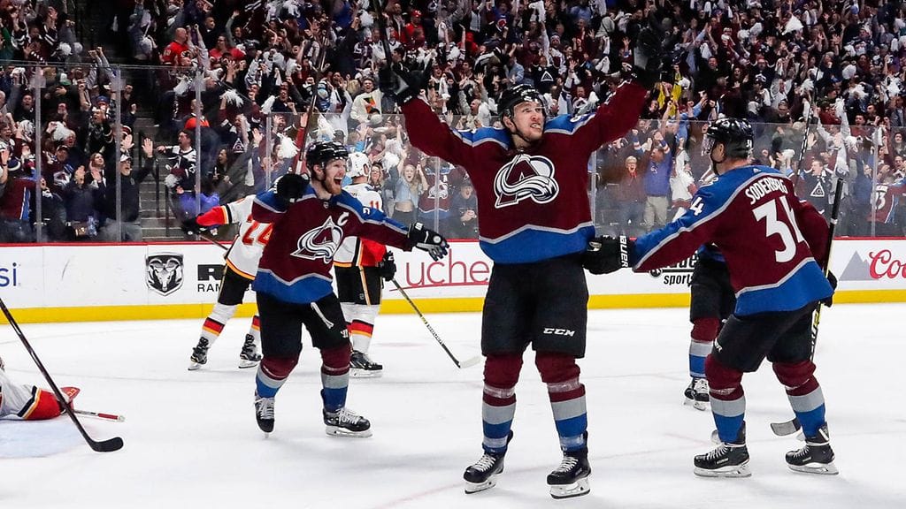 Mikko Rantanen tuuletti voittomaalia Calgary-sarjan neljännessä ottelussa.