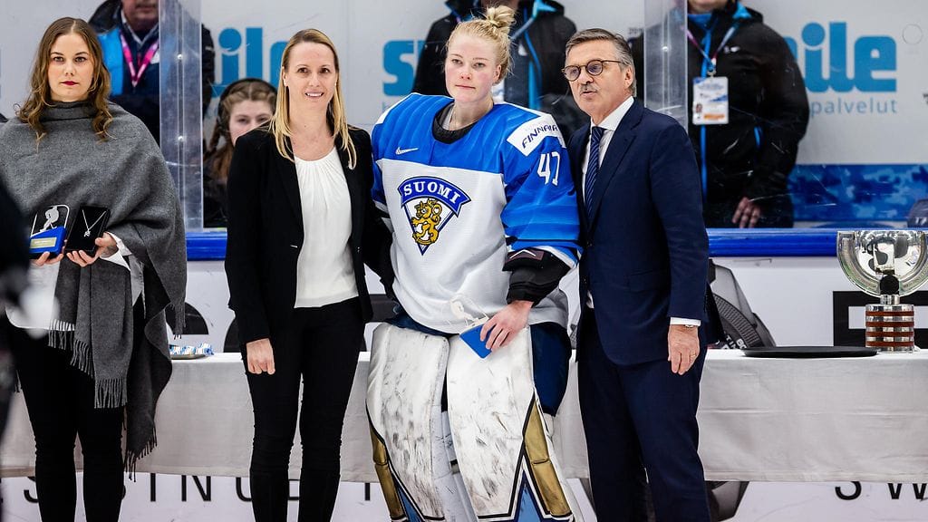 Noora Räty valittiin jääkiekon MM-kisojen parhaaksi maalivahdiksi.
