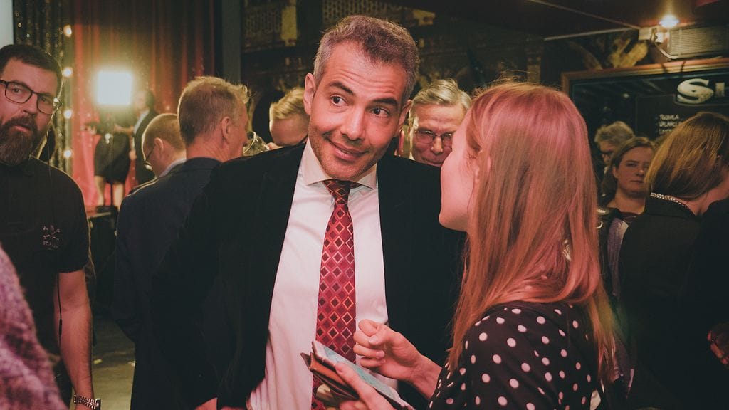 Tuore kansanedustaja Hussein al-Taee SDP:n vaalivalvojaisissa.