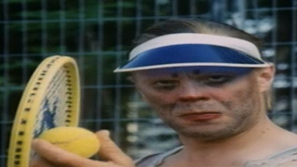 Uuno Turhapuro valmistautuu syöttöön tennisottelussa Olli Rahnastoa vastaan.