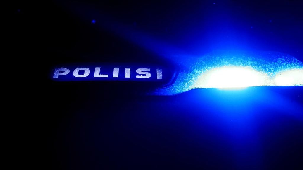 Poliisi jatkaa paenneen autoilijan etsintää.