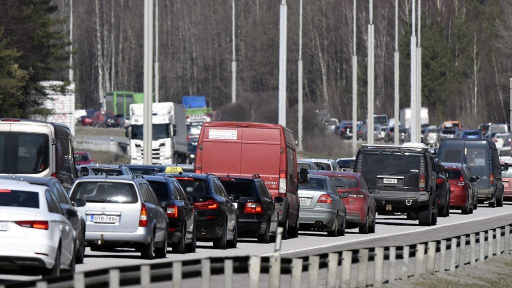 Pääsiäisen menoliikennettä 18. huhtikuuta 2019 Vantaalla Lahdentiellä.