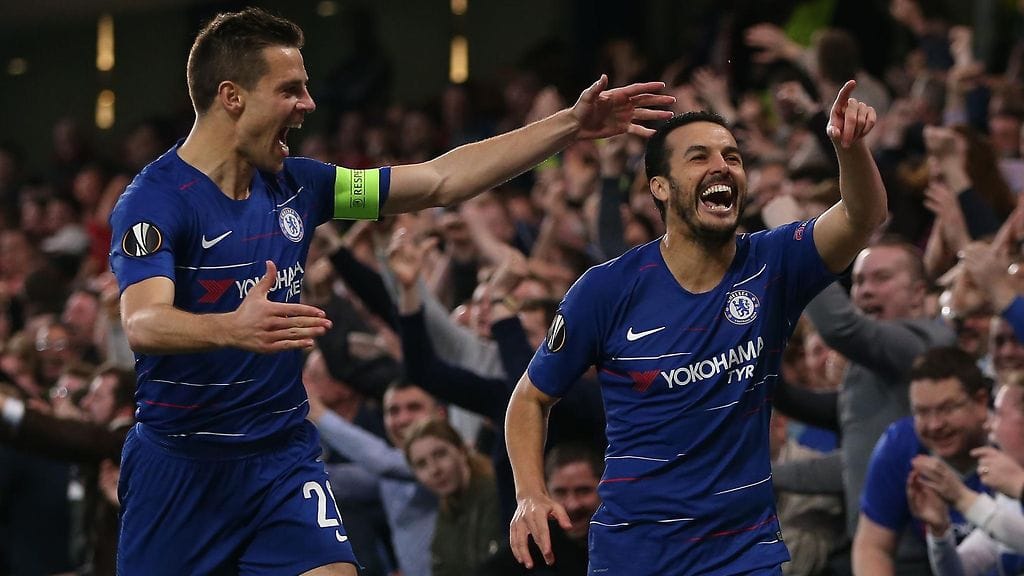 Pedro juhli maaliaan Cesar Azpilicuetan kanssa.