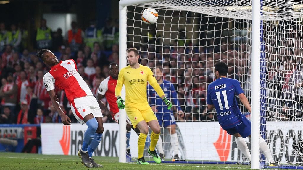 Slavia Prahan Simon Deli teki epäonnisen oman maalin Chelsean vieraana.