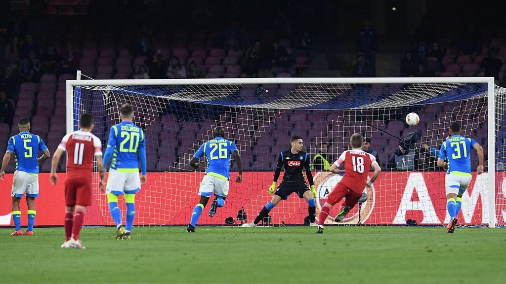 Napoli-maalivahti Alex Meret antautui Alexandre Lacazetten vapaapotkun edessä.