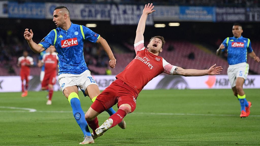 Aaron Ramsey loukkaantui Napolia vastaan.