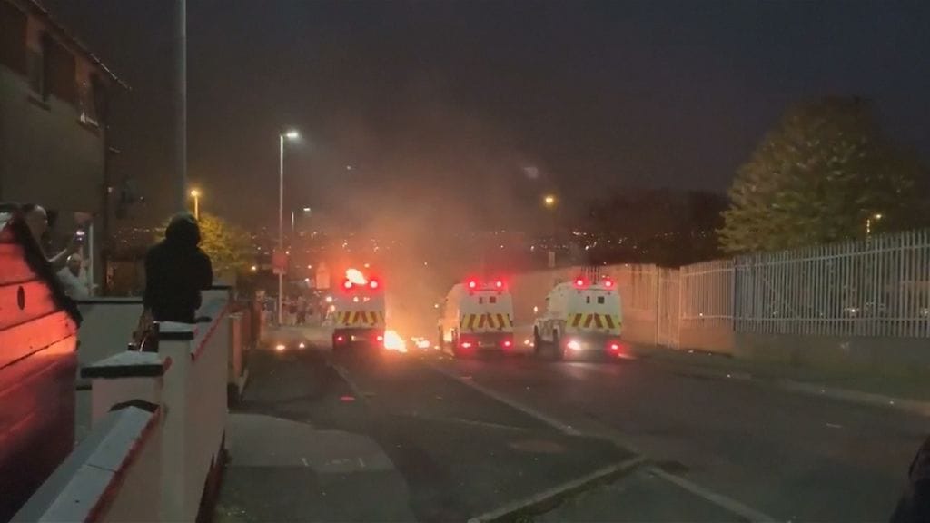 Cregganin kaupunginosassa syntyi torstai-iltana mellakoita poliisin tehtyä alueella etsintöjä.