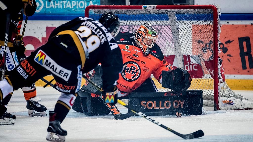 HPK:n Emil Larmi estää Kärppien Radek Koblizekin maalintekoyrityksen.