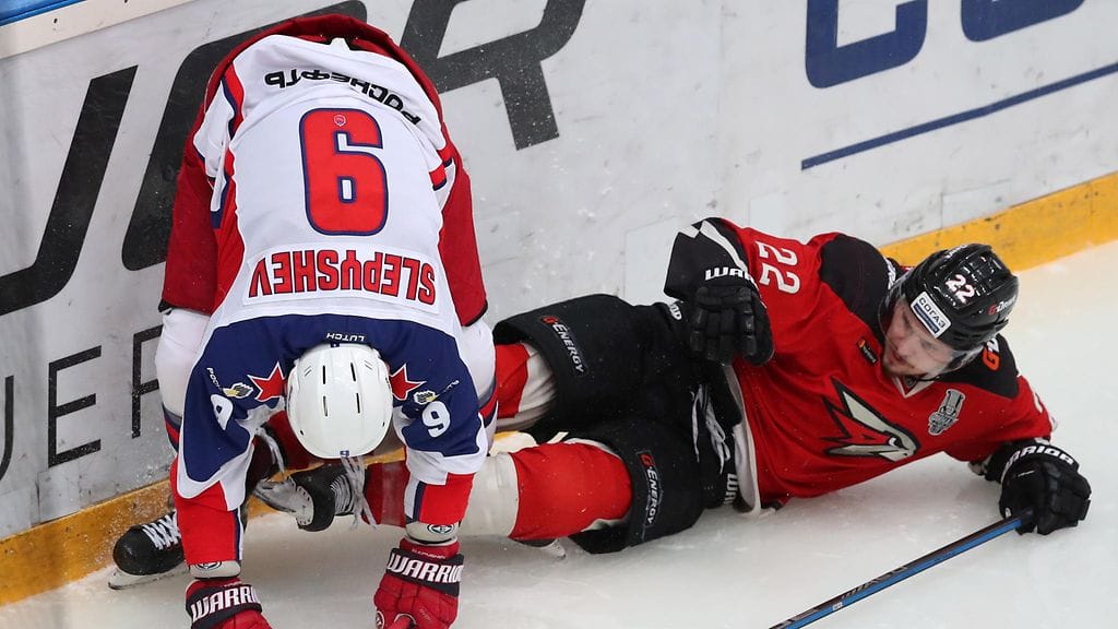 Anton Slepyshev (vas.) sikaili itsensä suihkuun KHL:n finaaleissa.