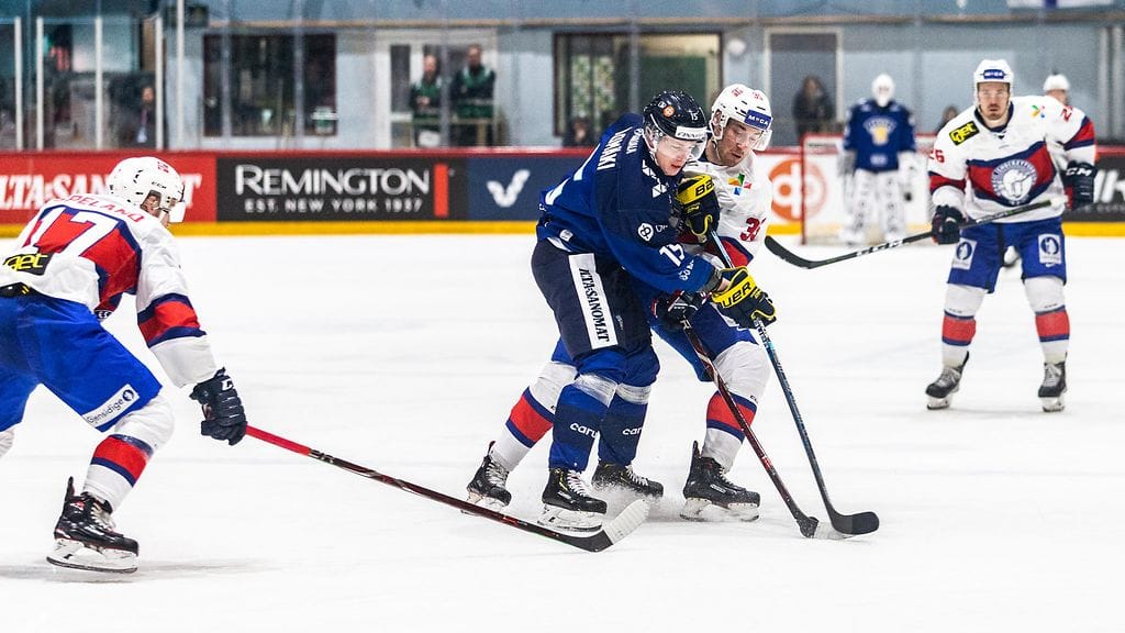 Arttu Ilomäki (sinisessä paidassa) nakutti perjantain Norja-harjoitusottelussa peräti tehot 2+2.