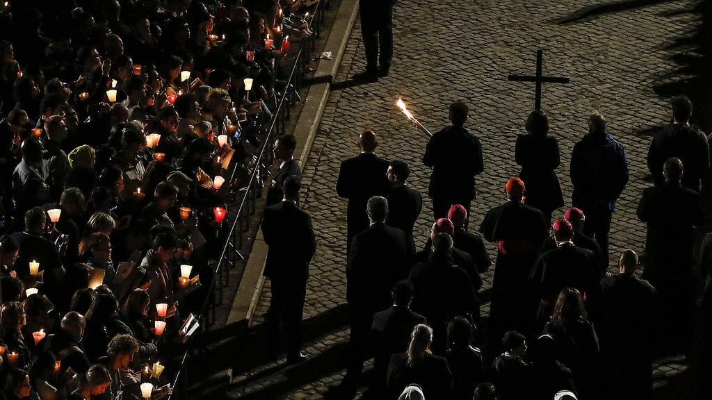 Myös Rooman Colosseumilla järjettiin perinteinen ristisaatto vuonna 2019 ennen koronaa. Tänä vuonna paavi Franciscus ei osallistu ristisaattoon.