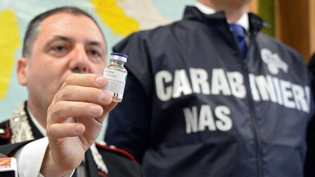 Poliisi esitteli henkirikoksissa käytettyä hepariini-verenohennuslääkettä esitutkinnan yhteydessä vuonna 2016.