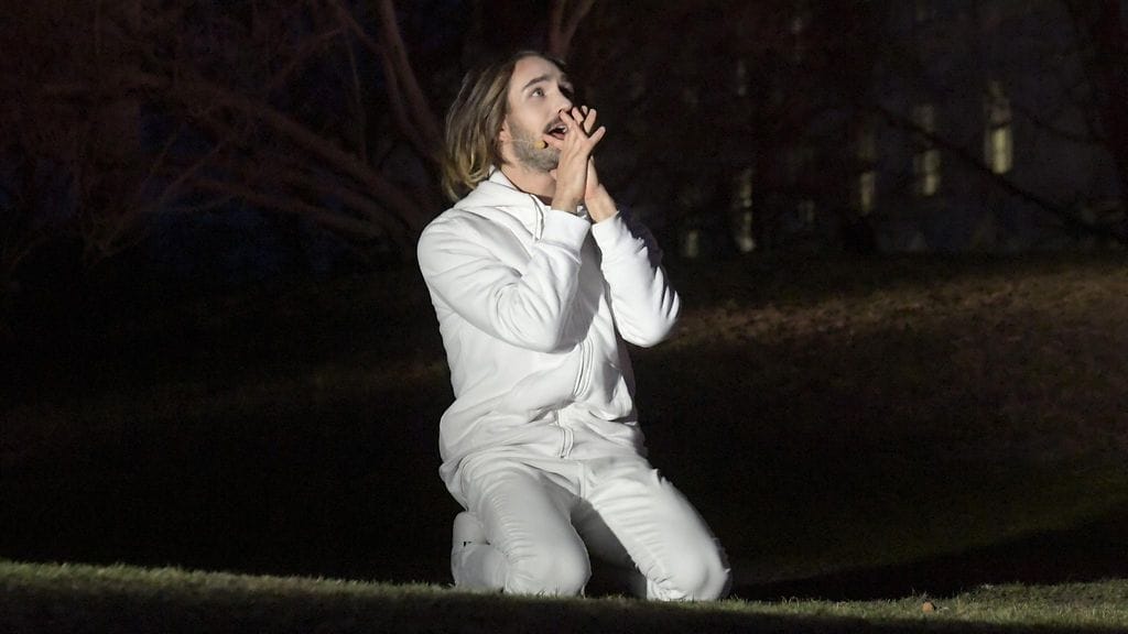 Via Crucisin kenraaliharjoitus toissapäivänä. Jeesuksen roolissa on Eric Barco.