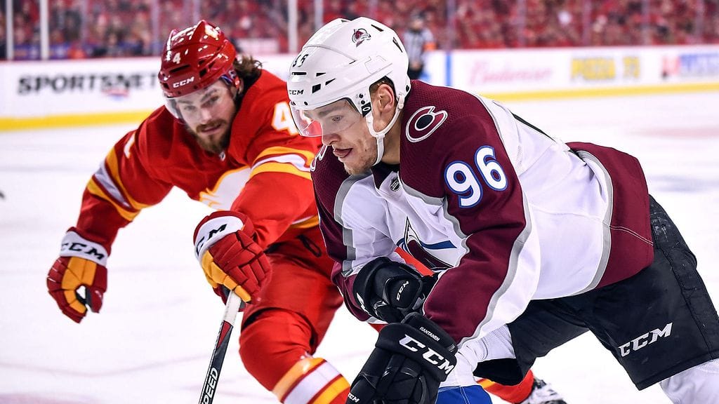 Colorado Avalanchen suomalaishyökkääjä Mikko Rantanen (oikealla) nakutti viidessä pudotuspeliottelussa Calgary Flamesia vastaan tehot 5+4=9.