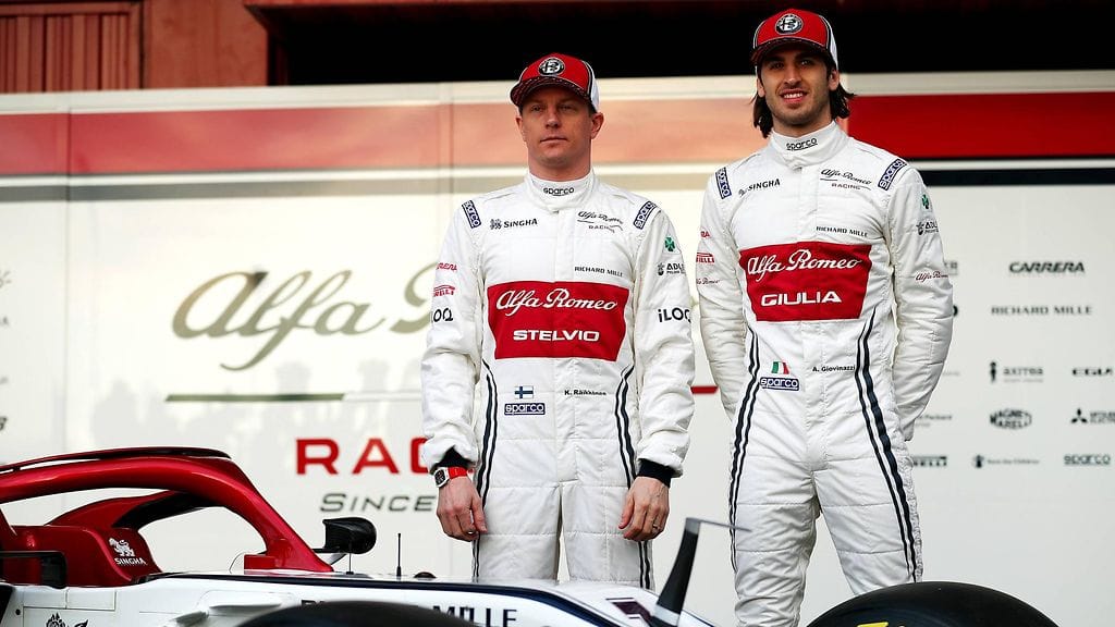 Kimi Räikkönen ja Antonio Giovinazzi paljastivat Alfa Romeon uuden auton myös vuosi sitten Barcelonan F1-radalla talvitestien ensimmäisenä päivänä.