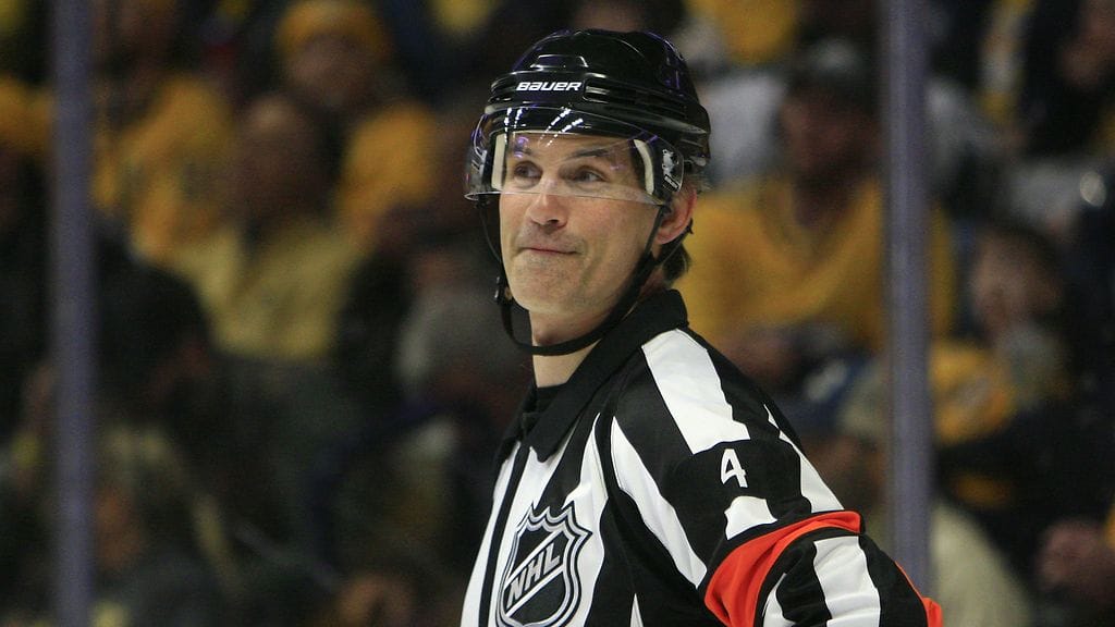 Arvostettu NHL-tuomari Wes McCauley on tullut tunnetuksi varsin persoonallisesta tyylistään.