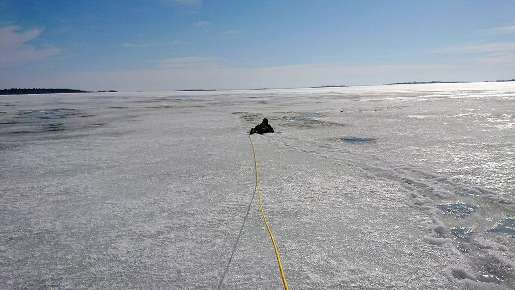 Länsi-Suomen merivartioston välittämässä handout-kuvassa Virpiniemen partio hekee jäihin vajonneiden hiihtäjien suksia. Meren jäälle lähteneet pilkkijät ja ulkoilijat ovat aiheuttaneet useita pelastustehtäviä Oulun alueella 19. huhtikuuta 2019.