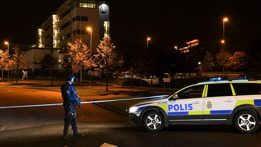 Poliisi vartioi Helsingborgin poliisitaloa voimakkaan räjähdyksen jälkeen vuonna 2017. Kuvituskuva.
