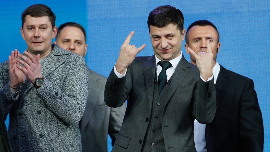 Volodymyr Zelensky kuvassa keskellä.