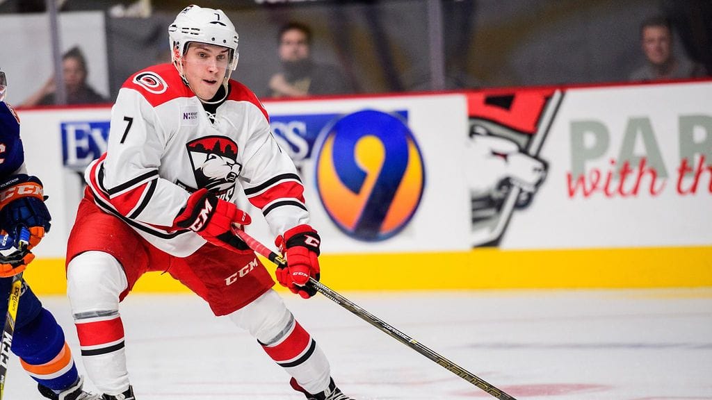 Aleksi Saarela Charlotte Checkersin paidassa lokakuussa 2017.