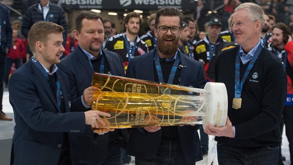 Samuel Tilkanen, Mikko Haapakoski, Aki Näykki ja Kari Jalonen juhlimassa Sveitsin mestaruutta.