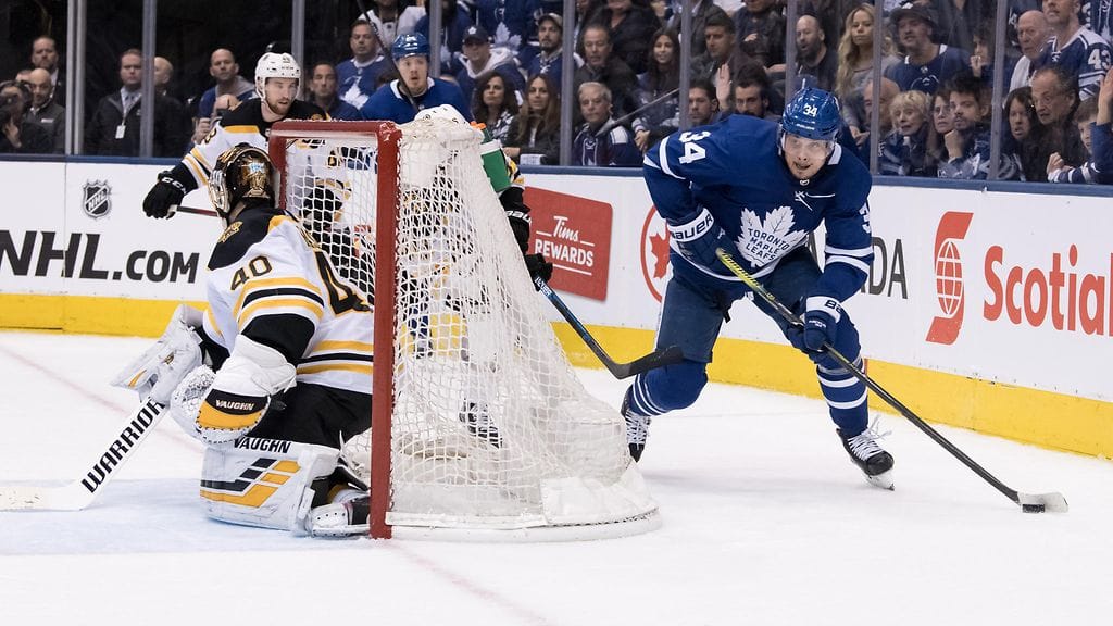 Tuukka Rask yritti pysäyttää Auston Matthewsin maalinteon.