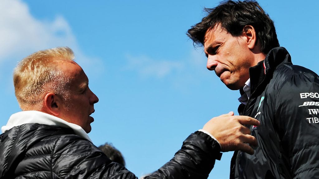 Dimitri Mazepin ja Mercedeksen tallipomo Toto Wolff juttusilla Belgian GP:ssä viime kesänä.