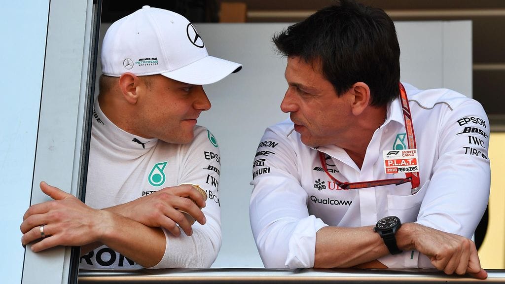 Mercedeksen tallipäällikkö Toto Wolff (oikealla) antoi varsin kiehtovia kommentteja suomalaiskuskin Valtteri Bottaksen (vasemmalla) tulevaisuuteen liittyen.
