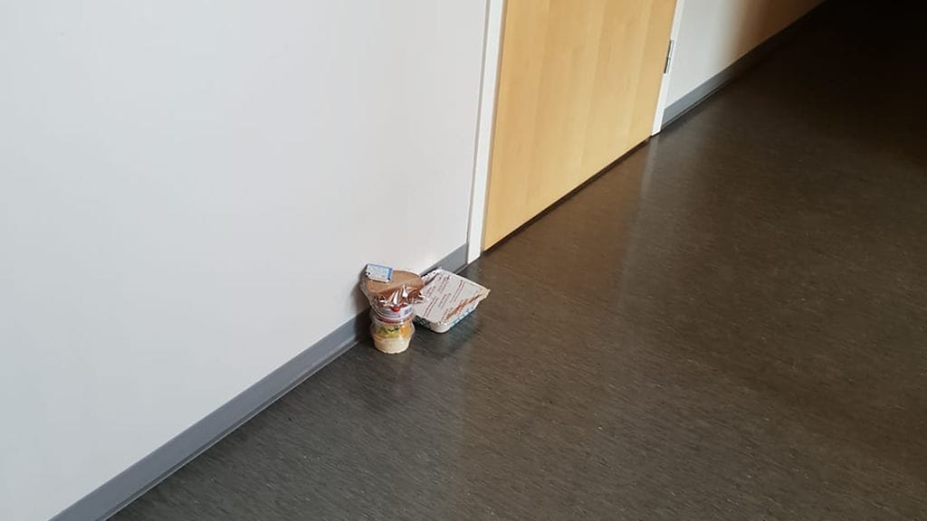 Tämä oli näky, kun Pikkarainen lähti asioilleen. Sama näky odotti, kun hän palasi tunteja myöhemmin kotiinsa.